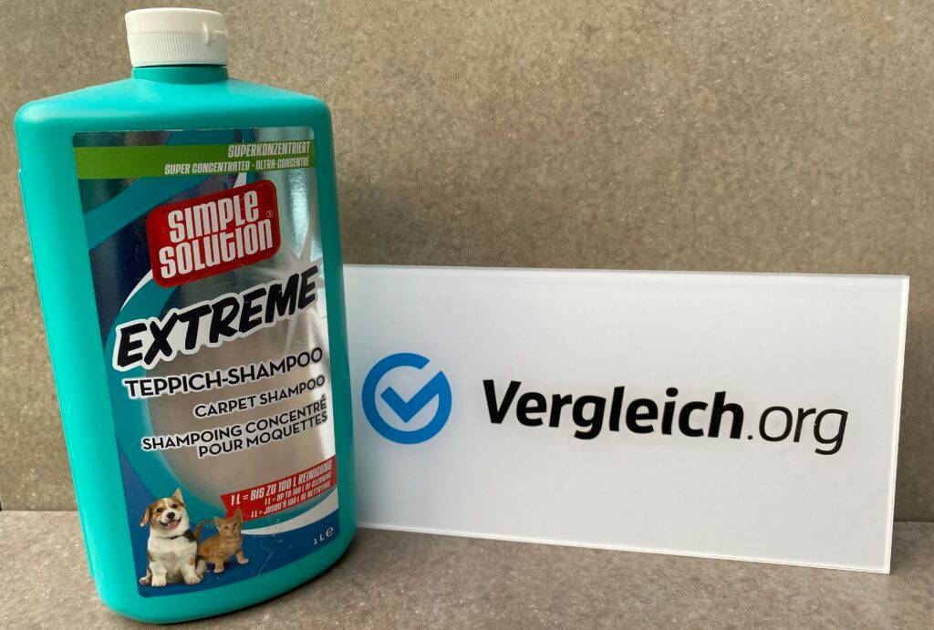 Simple-Solution-Teppichshampoo neben einem Schild von Vergleich.org