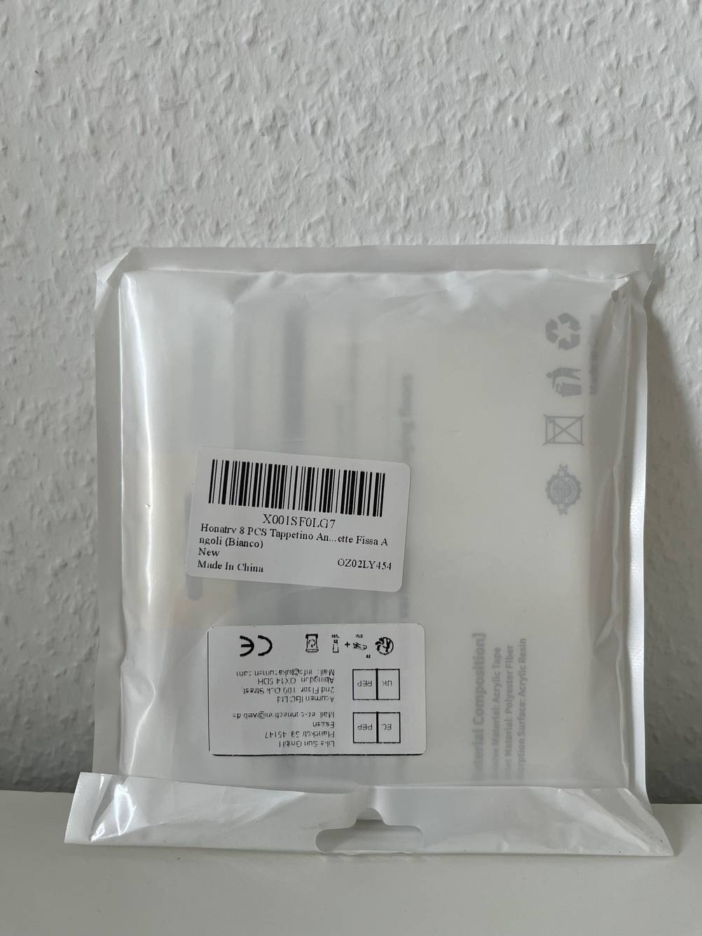 Teppichunterlage getestet: Rückseite der Originalverpackung vor einer hellen Wand.