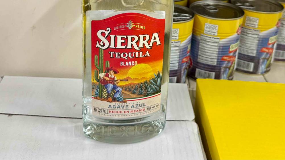 Tequila-Blanco im Test: Nahaufnahme des Labels auf der Flasche mit Logo und Artikelbezeichnung.