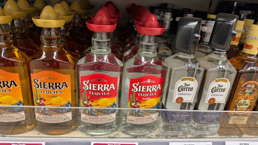 Mehrere Flaschen des Tequila-Blanco im Test stehen neben anderen Produkten in einem Verkaufsregal.