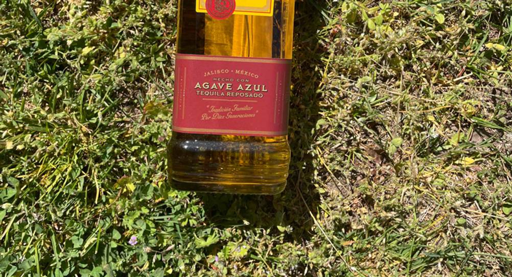 Tequila im Test: Nahaufnahme der Banderole der Flasche am unteren Rand.