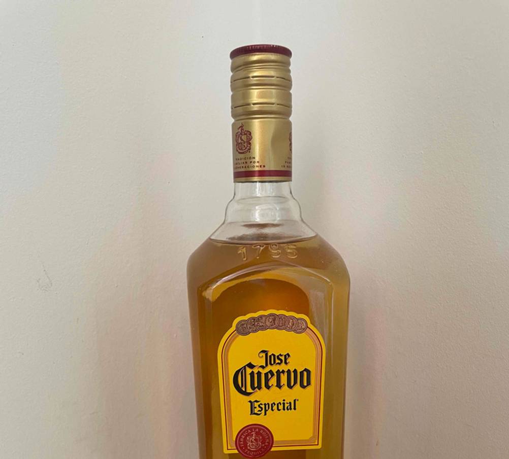 Tequila getestet: Nahaufnahme der Flasche von vorne mit Logo.