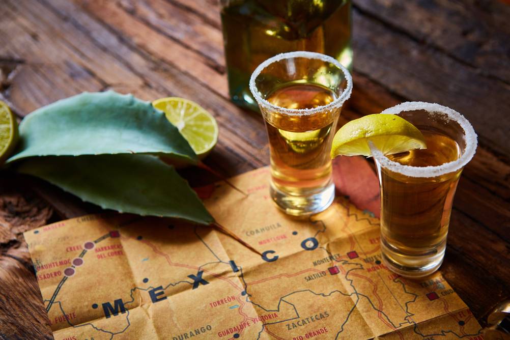 Tequila im Test: Zwei Tequila Shot Gläser auf einer Mexico-Karte.