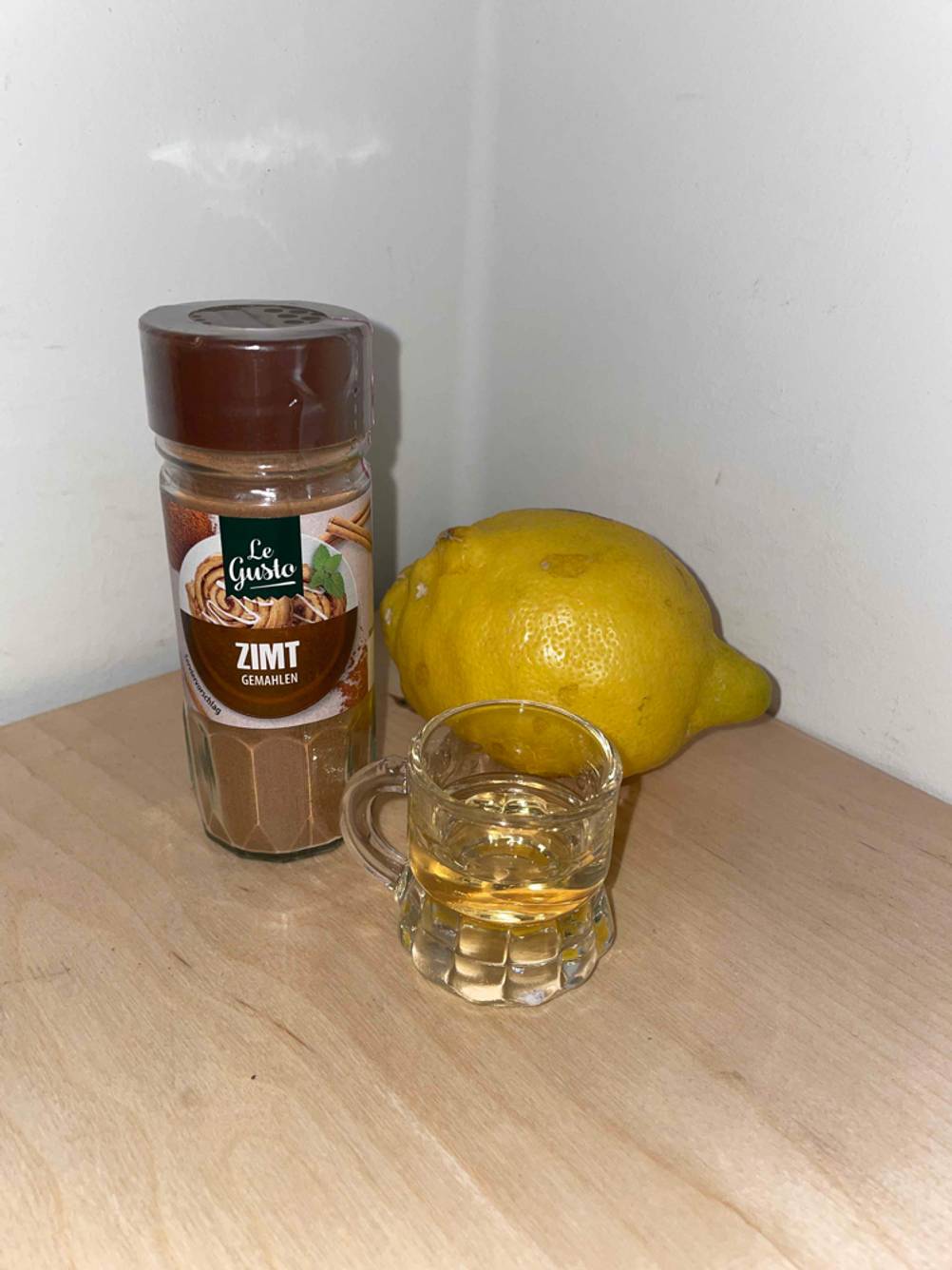 Im Test: Tequila in Shotglas mit Zimt und Zitrone daneben