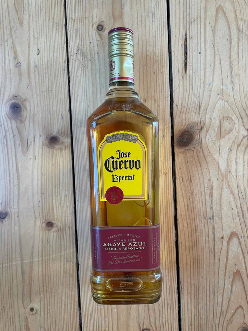 Getestet: Tequila Reposado Flasche von oben auf Holzuntergrund