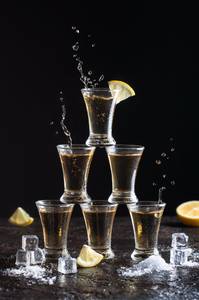 Tequila im Test: Shot-Gläser mit Tequila, die zu einer Pyramide aufgebaut sind.