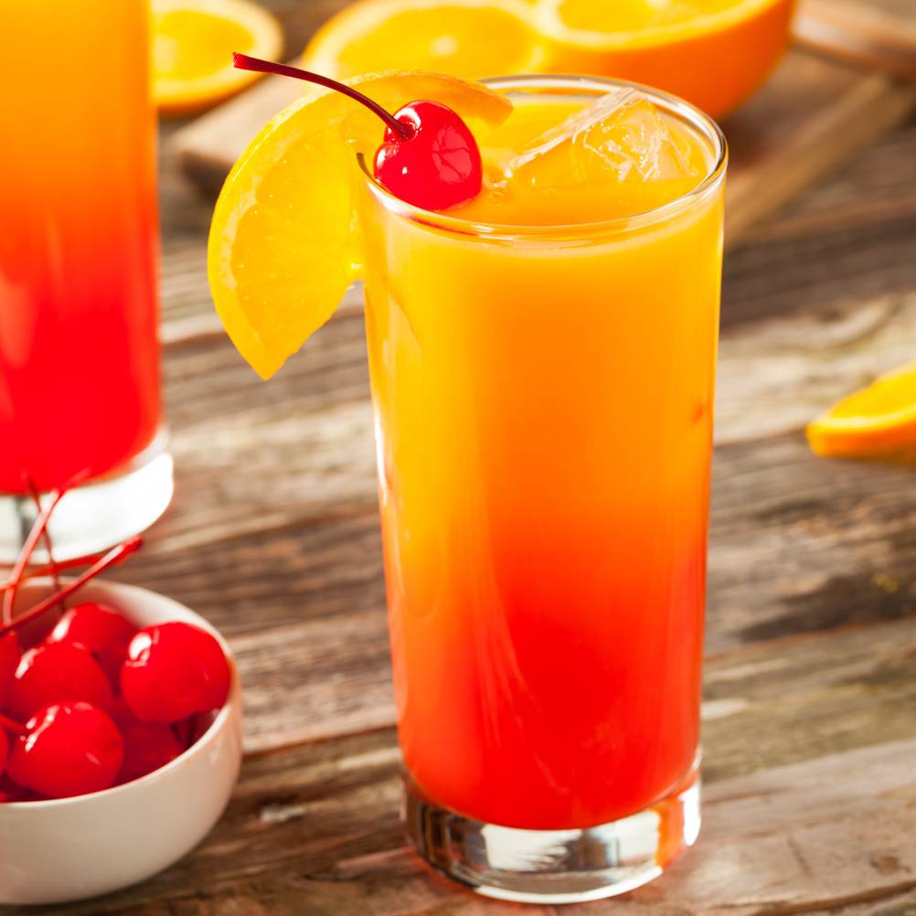 Tequila im Test: Ein Tequila Sunrise mit Cocktail-Kirsche