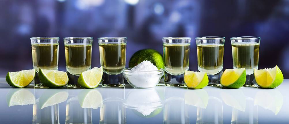 Tequila im Test: Einige Shot-Gläser mit Salz und Limetten.