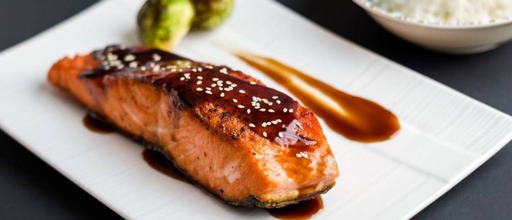 Teriyaki-Sauce auf einem Stück Fisch