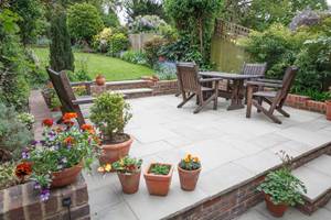 terrasse mit pflanzen einrichten
