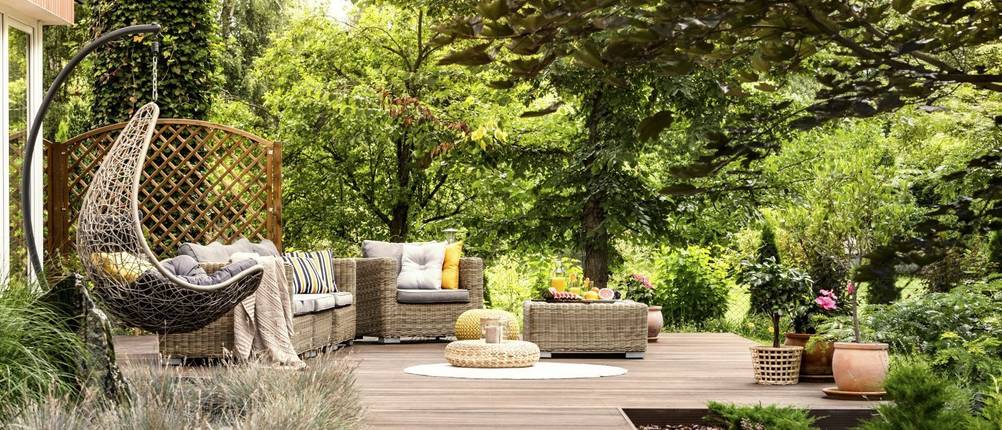 terrasse-garten-mit-kamin