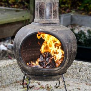 terrassenfeuer-mit-holz