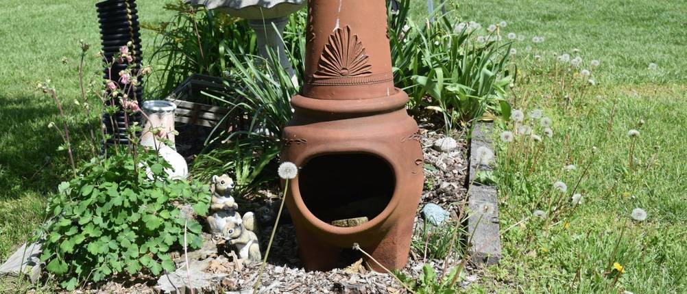 terrassenofen-terracotta-im-garten