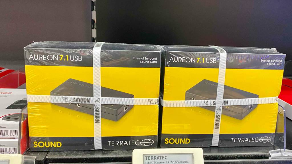 Mehrere Exemplare der getesteten Soundkarte von Terratec befinden sich nebeneinander.