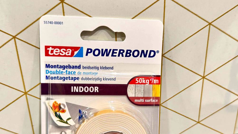 Tesa Powerbond im Test: Nahaufnahme der Verpackung mit Logo und Artikelbezeichnung.