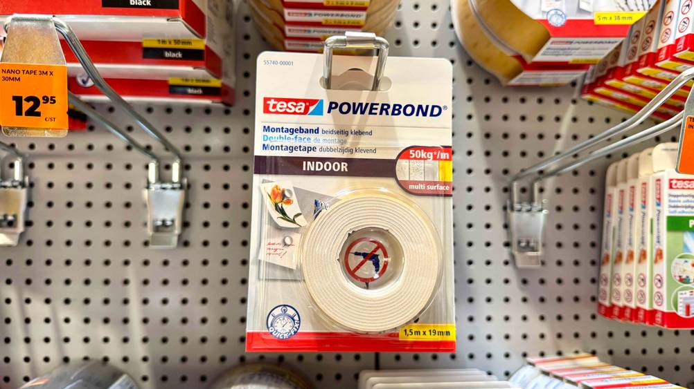 Das Tesa Powerbond im Test hängt in einem Verkaufsregal.