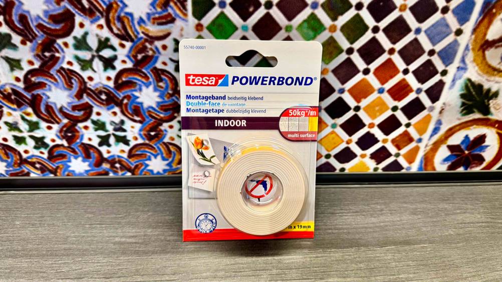Tesa Powerbond getestet: Das Powerbond in der Originalverpackung vor einer bunten Wand.