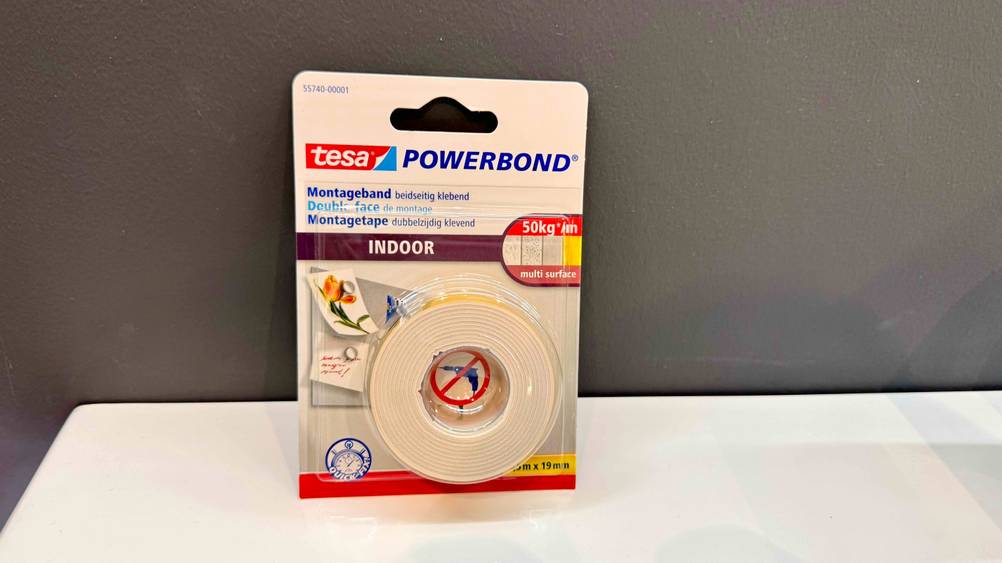Das getestete Tesa Powerbond vor einer grauen Fläche stehend.