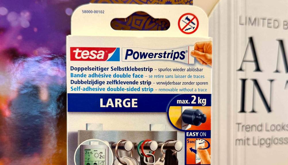 Tesa-Powerstrips getestet: Nahaufnahme des Logos auf der Verpackung.