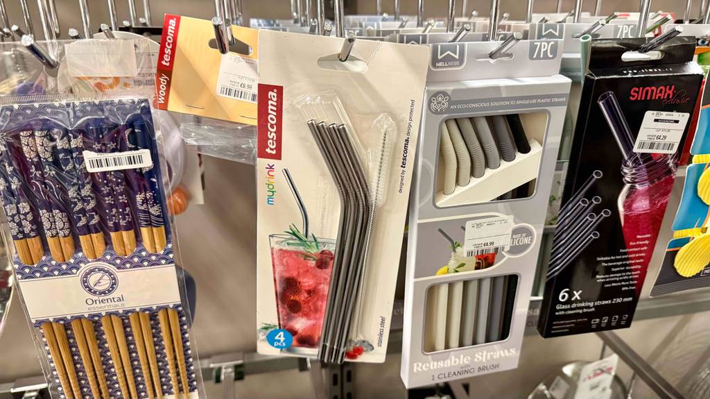 Edelstahl-Strohhalme im Test hängen in der Verpackung neben weiteren Strohhalm-Ausführungen.