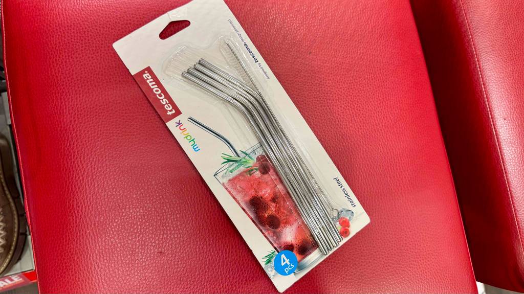Edelstahl-Strohhalm getestet: Eine Packung mit vier Strohhalmen liegt auf einer roten Fläche.