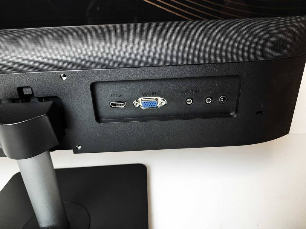 Detailansicht der Anschlüsse an einem schwarzen getesteten Acer Monitor mit 24-Zoll.