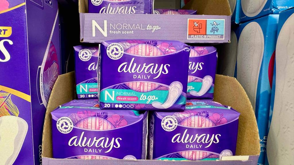 Always-Slipeinlagen im Test in violetten 20-Stück-Packungen liegen übereinander auf einem Regal.