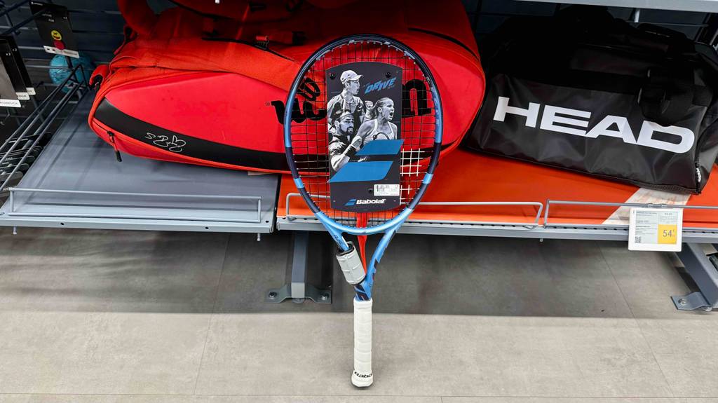 Babolat-Tennis-Schläger im Test steht vor einem Verkaufsregal.