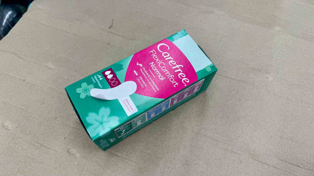 Im Test: Carefree-Slipeinlagen in hellgrüner 44-Stück-Verpackung liegen auf dem Boden.