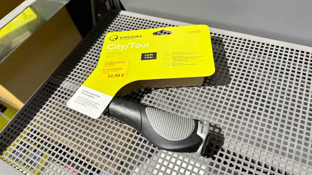 Im Test: Ein Ergon-Griff in Schwarz-Grau liegt auf einem Verkaufsregal.