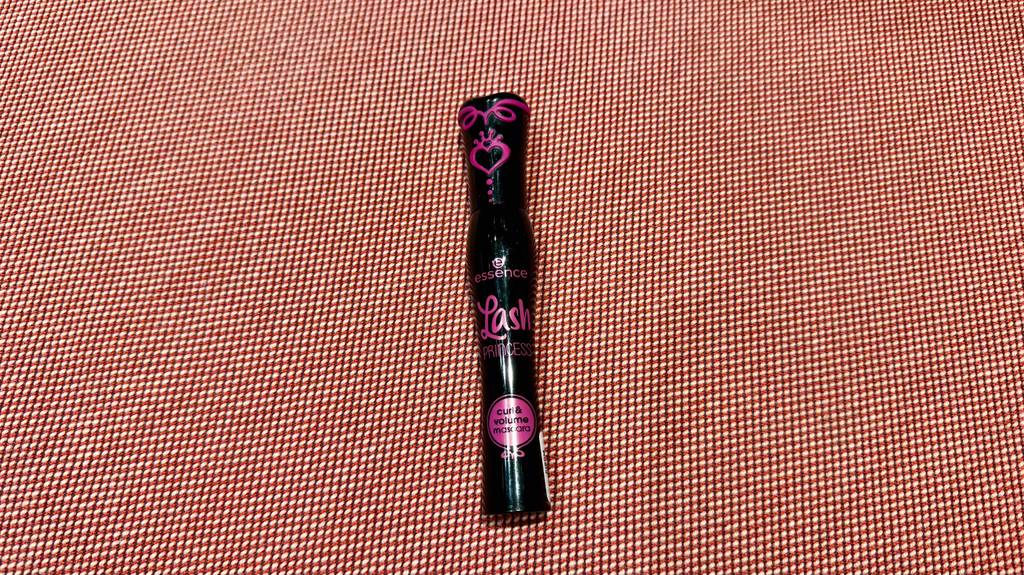 Genteste Essence-Mascara liegend auf einem Teppich.