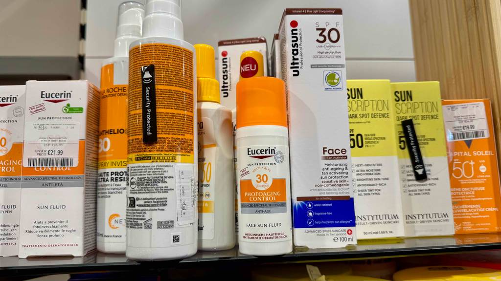 Eine Eucerin-Sonnencreme im Test steht neben weiteren Sonnenschutz-Produkten auf einem Verkaufsregal.