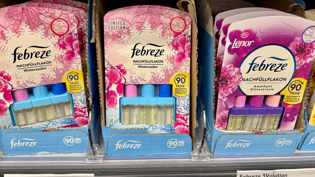 Mehrere Verpackungen mit getesteten Febreze-Duftsteckern stehen nebeneinander auf einem Verkaufsregal.