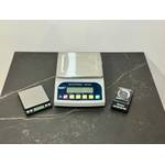 Die getesteten Feinwaagen von Amir, G&G und Grifema auf einer Arbeitsfläche.