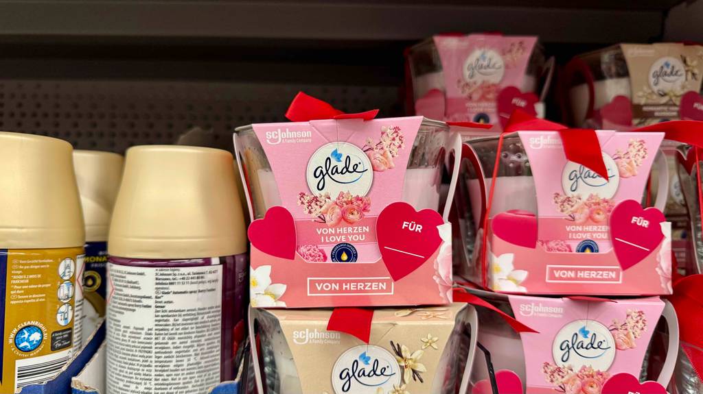 Glade-Duftkerzen-Test: Mehrere original verpackte Duftkerzen in Rosa stehen übereinander auf einem Verkaufsregal.