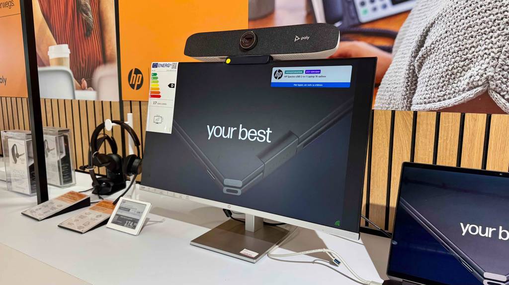 HP-Monitor-27-Zoll-Test: Ein Monitor inklusive Standfuß steht auf einem Ausstellungsregal.