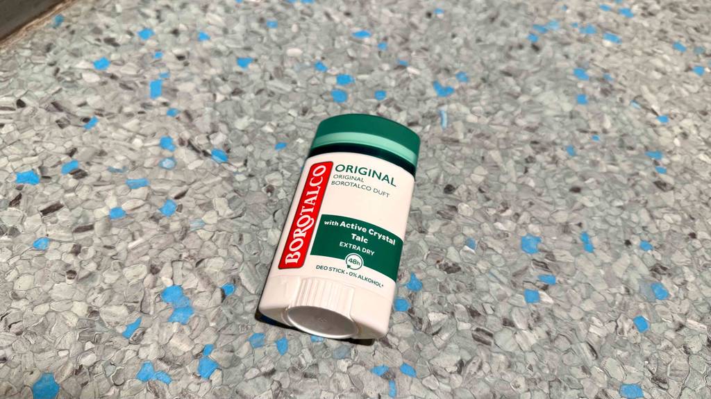 Borotalco-Deo im Test: ein Deo-Stick liegt auf einem Linoleumboden.