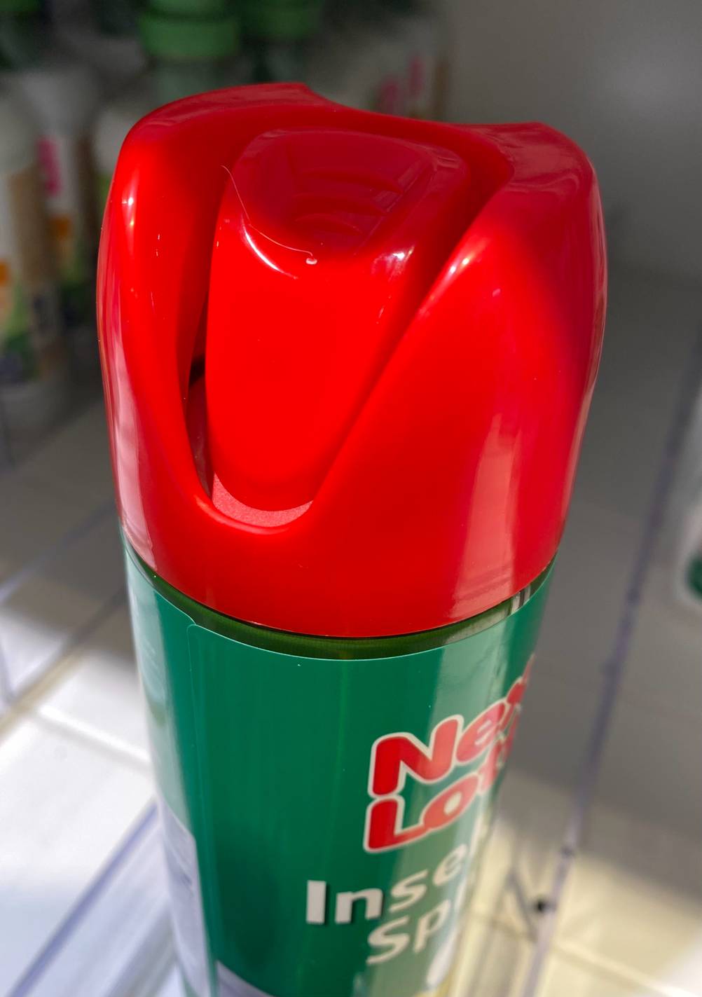 Ansicht einer Spraydose mit Insektenentferner in einem Regal, bevor es für einen Test gekauft wird.