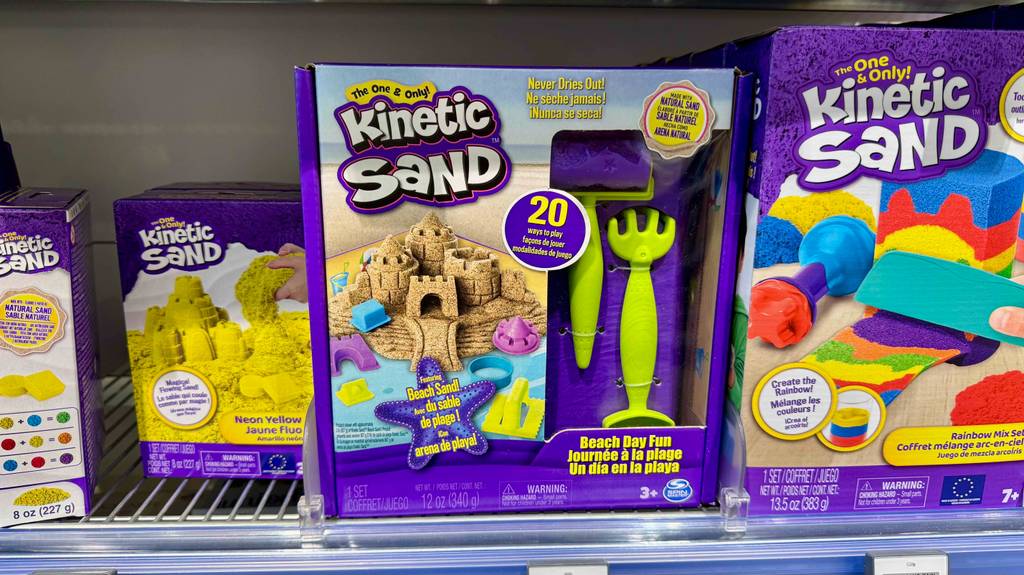 In einem Verkaufsregal befindet sich Packungen mit Kinetic Sand im Test inklusive Zubehör.