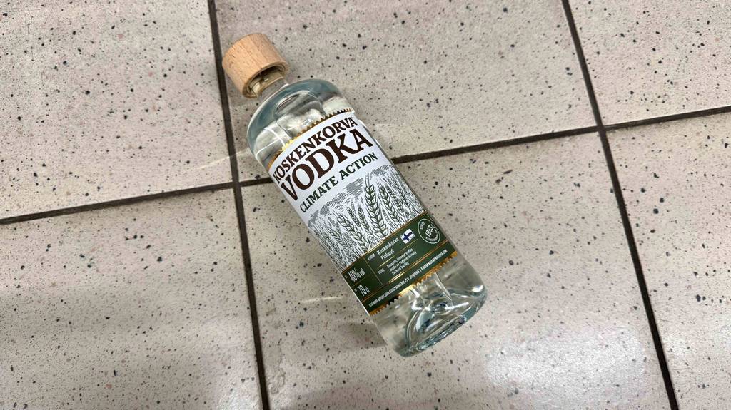 Eine Flasche mit getestetem Koskenkorva-Vodka liegt auf dem Boden.