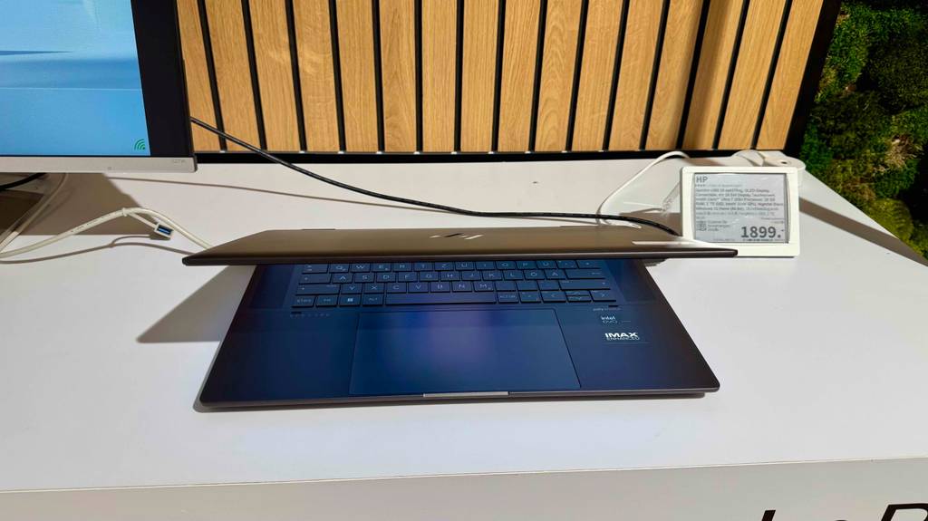Laptop-Windows-11 Test: Ein fast geschlossenes Modell steht eingeschaltet neben seinem Preisschild.