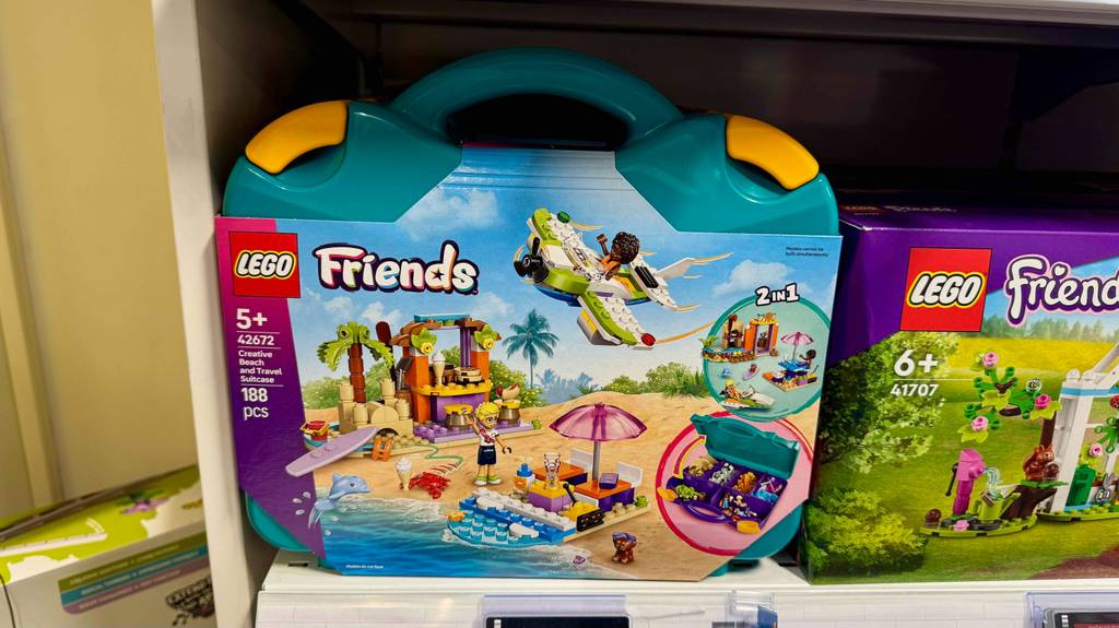 Im Test: Lego-Friends-Klemmbausteine von LEGO befinden sich in einem Koffer auf dem Verkaufsregal.