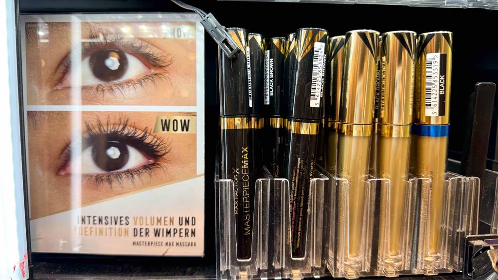 Mehrere getestete Max-Factor-Mascaras in Stiften stehen nebeneinander auf einem Verkaufsregal.