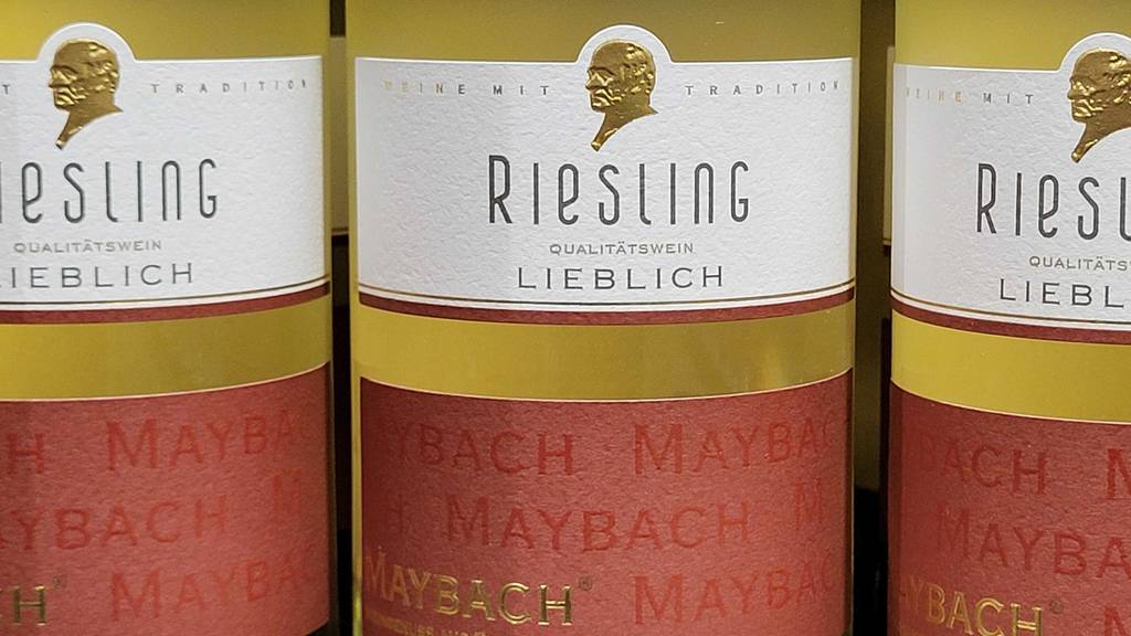 Nahaufnahme des Etiketts mit Produktinformationen eines getesteten Maybach-Weins.
