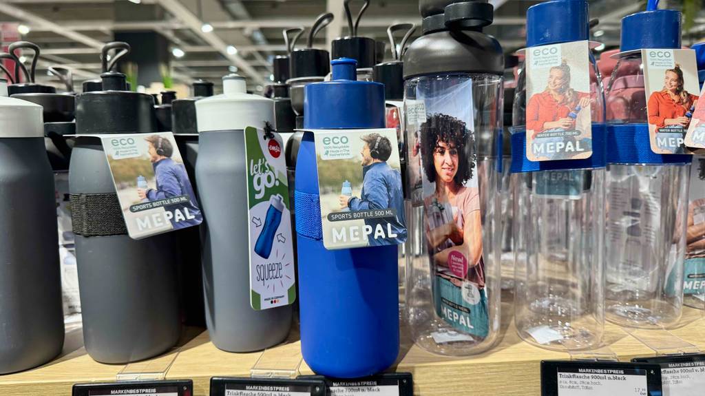 Eine getestete Mepal-Trinkflasche in Blau befindet sich auf einem Verkaufsregal neben weiteren Trinkflaschenmodellen.