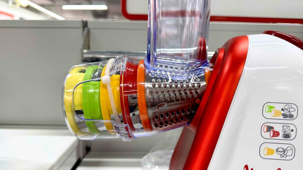 Detailansicht der bunt markierten Aufsätze eines getesteten Moulinex-Zerkleinerers.