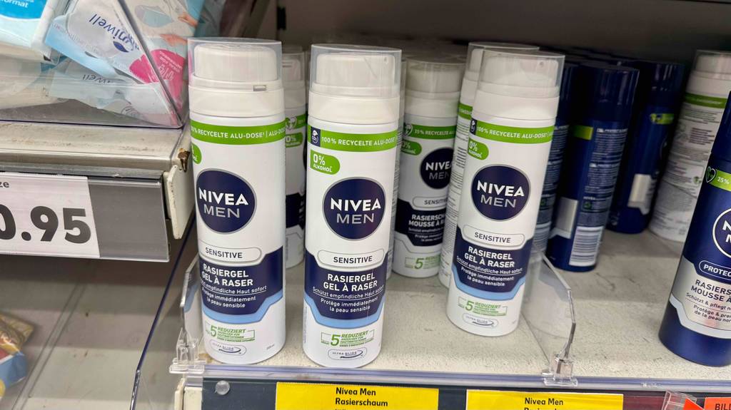 In einer recycelten Dose befindet sich der getestete Nivea-Rasierschaum auf einem Verkaufsregal.
