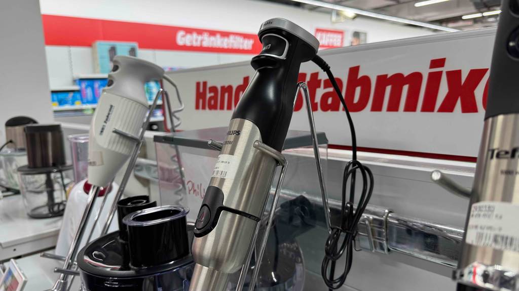 Im Test: Der Philips-Stabmixer in Schwarz un Edelstahl befindet sich auf einem Ausstellungsregal neben weiteren Stabmixern.