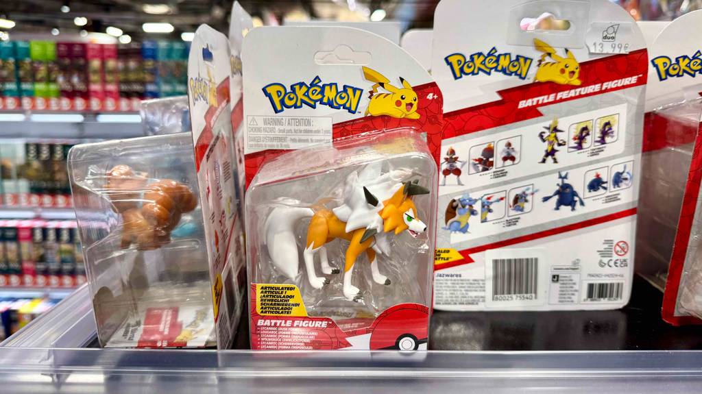 Im Test: Pokémon-Figuren stehen auf einem Verkaufsregal.