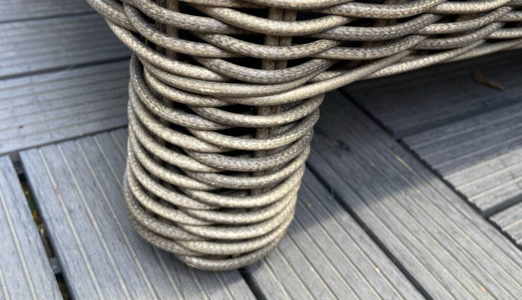 Rattan-Gartenmöbel-Test: Detail des grauen Materials im Fußbereich.